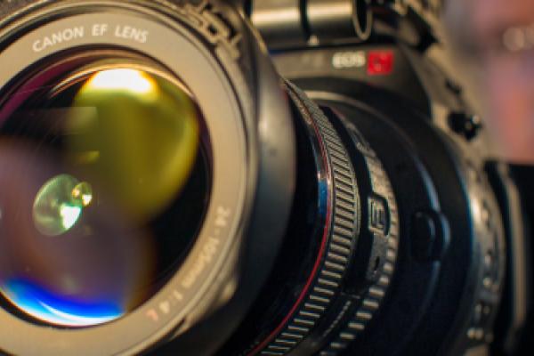 Vendi photographer with camera